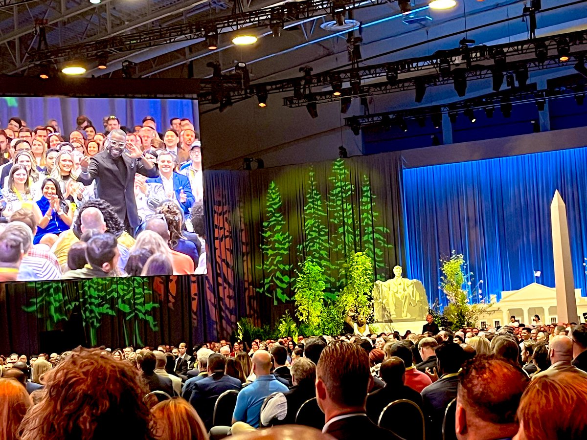 carissamgaine's tweet photo. Energizing @salesforce #SalesforceWorldTour keynote this morning in Washington, DC. #Tableau  and #Einstein are making magic with #data #datacloud #AI for #customerexperience #growth #innovation . @parkerharris @AhyoungAn @jonrmoore1 https://t.co/lfH10kRFDL
