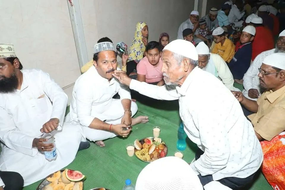 patil_abhijeet1's tweet photo. पंढरपूर इफ्तार पार्टी!
स्टेशन मज्जिद,पंढरपूर येथे रमजान निमित्त दावत-ए- रोजा इफ्तार पार्टीचे आयोजन करण्यात आले. यावेळी हिंदू-मुस्लिम बांधवासोबत इफ्तार करून रमजान ईदच्या शुभेच्छा दिल्या.
#Ramjan #eftar #ramadan2023 https://t.co/1MQK8ogrsa