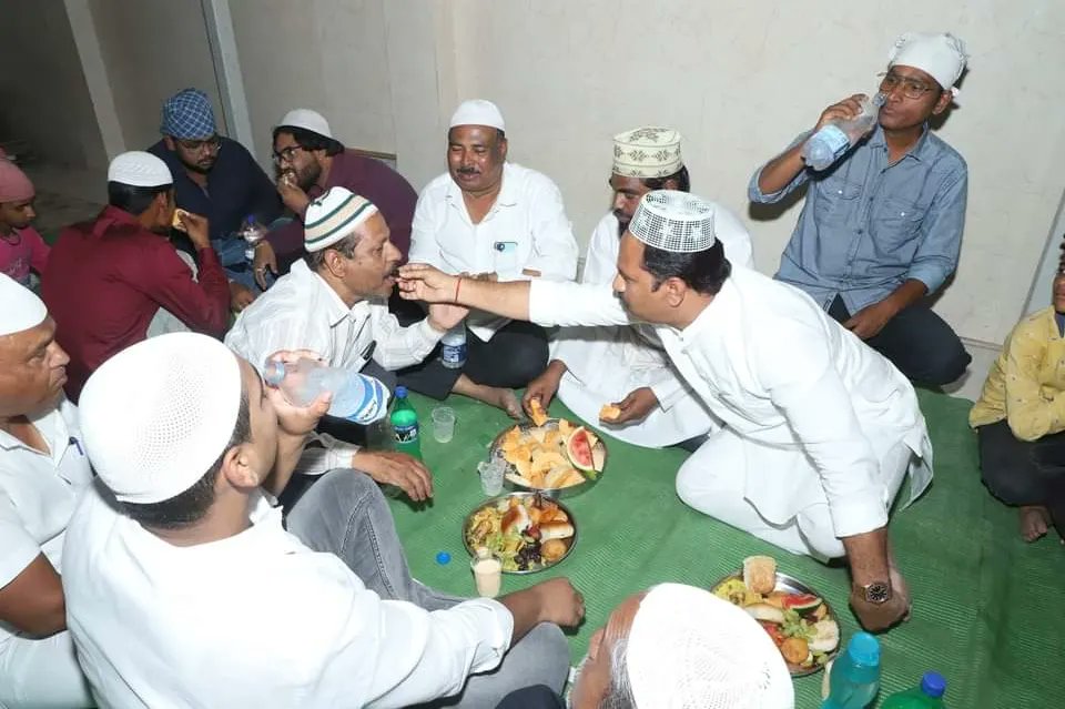patil_abhijeet1's tweet photo. पंढरपूर इफ्तार पार्टी!
स्टेशन मज्जिद,पंढरपूर येथे रमजान निमित्त दावत-ए- रोजा इफ्तार पार्टीचे आयोजन करण्यात आले. यावेळी हिंदू-मुस्लिम बांधवासोबत इफ्तार करून रमजान ईदच्या शुभेच्छा दिल्या.
#Ramjan #eftar #ramadan2023 https://t.co/1MQK8ogrsa