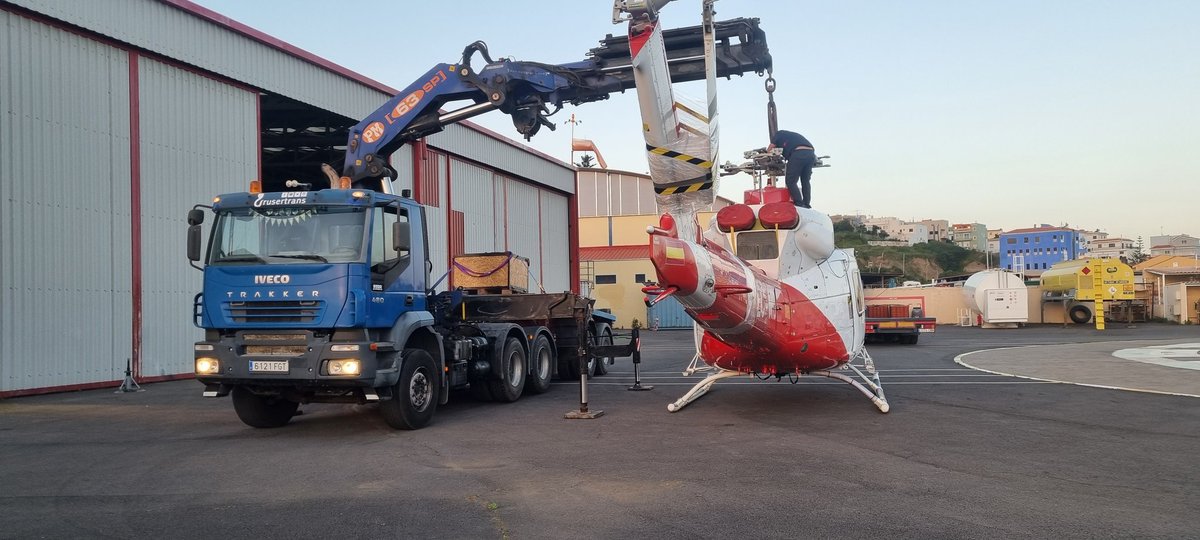 Grusertrans's tweet photo. #transporte en #góndola de #helicoptero. #grúas #camiones #transportesespeciales #barcos #embarcaciones #transportesentreislas #grusertrans #tenerife #canarias https://t.co/9zAjVVVU5F