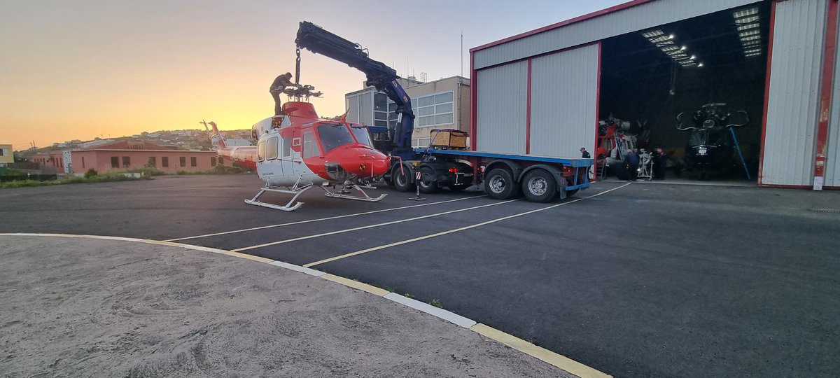 Grusertrans's tweet photo. #transporte en #góndola de #helicoptero. #grúas #camiones #transportesespeciales #barcos #embarcaciones #transportesentreislas #grusertrans #tenerife #canarias https://t.co/9zAjVVVU5F