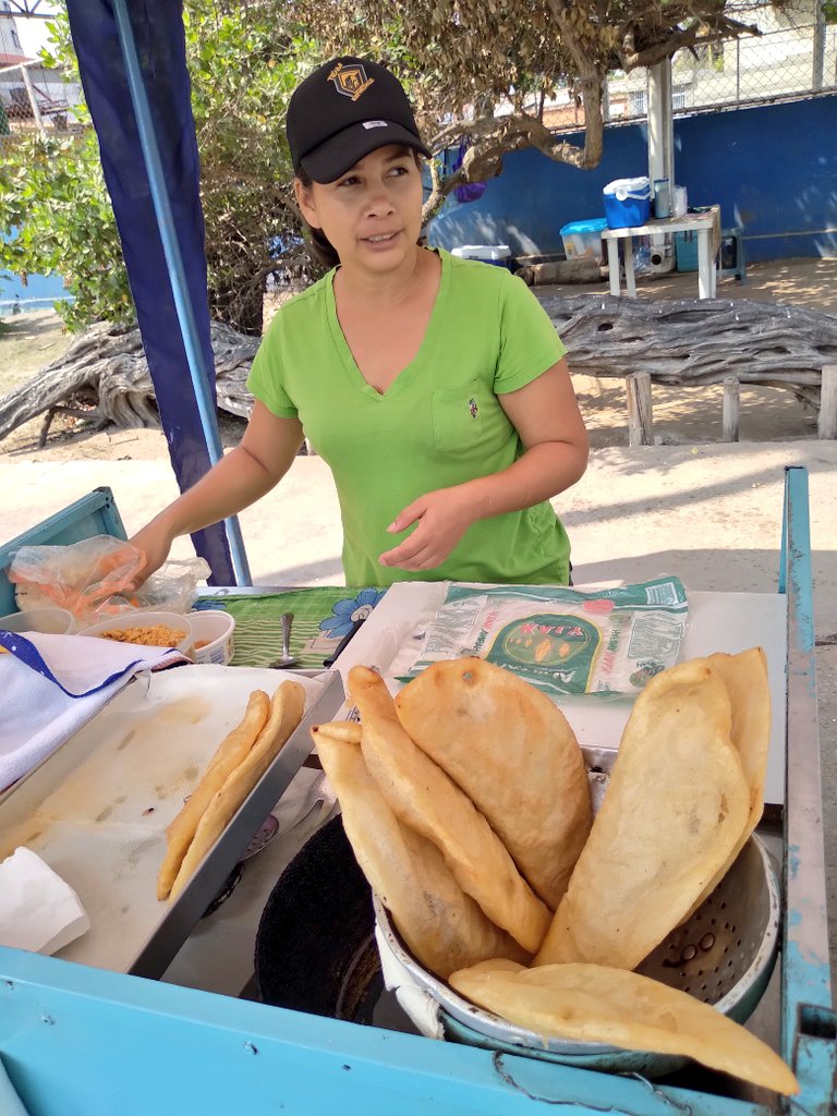 Mochima's tweet photo. Si estan por #lecheria busquen el puesto de Corina!

Empanada de cazon es la que manda.

Tienen punto https://t.co/fidUGB7HCn