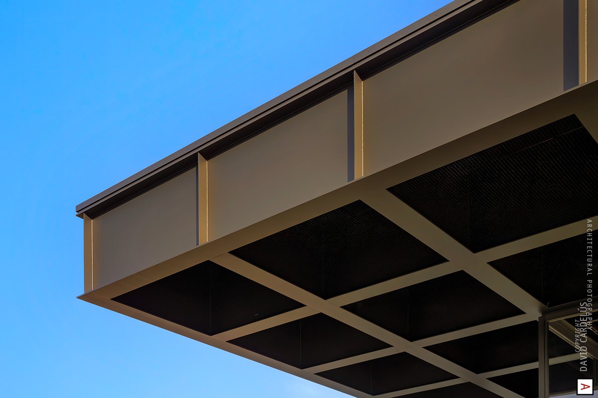 davidcardelus's tweet photo. La coberta d'acer de la Neue Nationalgalerie a #Berlin o com deixar un fotògraf amb ulleres ben bocabadat #MvdR #fotografia #arquitectura 📷❤️ https://t.co/w32Owo6RfQ