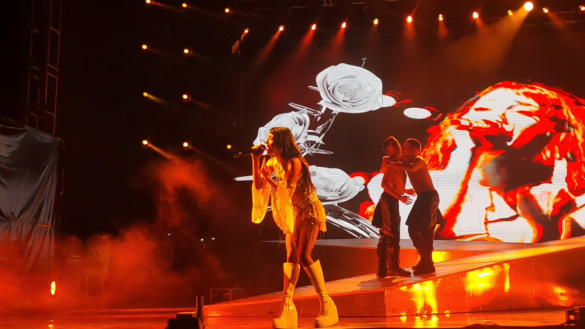 Betho_cast's tweet photo. Estar así de cerquita de tu artista favorito, disfrutar de su concierto, su arte, su musica, y toda su energía uno se llena de #XT4S1S ❤️🔥 love u @dannapaola erws una chingona.
#xtasistour #XT4S1STOUR #FNSM2023 #Aguascalientes #SanMarcos https://t.co/KulIRyTKVJ