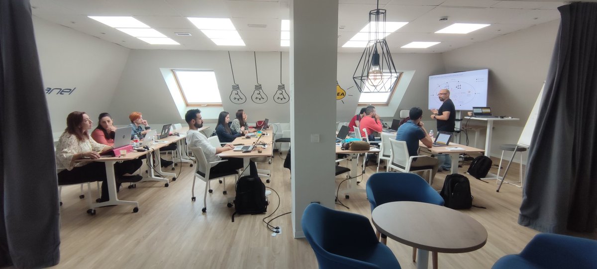 bglarios's tweet photo. Este equipazo de @PanelSistemas ya tiene cara de certificación SAFe for teams 🖤🖤🖤 #EquipoSAFe #EquipoOI1 #EquipoPanel #Cellst https://t.co/kYXj37cXid