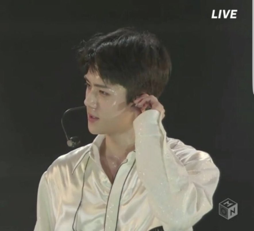 f12xos's tweet photo. @starfess Liat nder, dia semakin berkeringat semakin glowing
Mana glowingnya Sehun sebadan2 😭

https://t.co/raamxkiomm