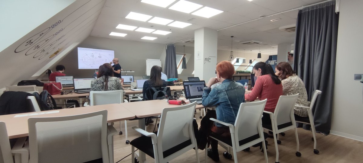 bglarios's tweet photo. Este equipazo de @PanelSistemas ya tiene cara de certificación SAFe for teams 🖤🖤🖤 #EquipoSAFe #EquipoOI1 #EquipoPanel #Cellst https://t.co/kYXj37cXid