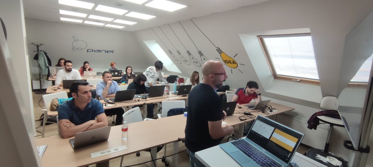 bglarios's tweet photo. Este equipazo de @PanelSistemas ya tiene cara de certificación SAFe for teams 🖤🖤🖤 #EquipoSAFe #EquipoOI1 #EquipoPanel #Cellst https://t.co/kYXj37cXid