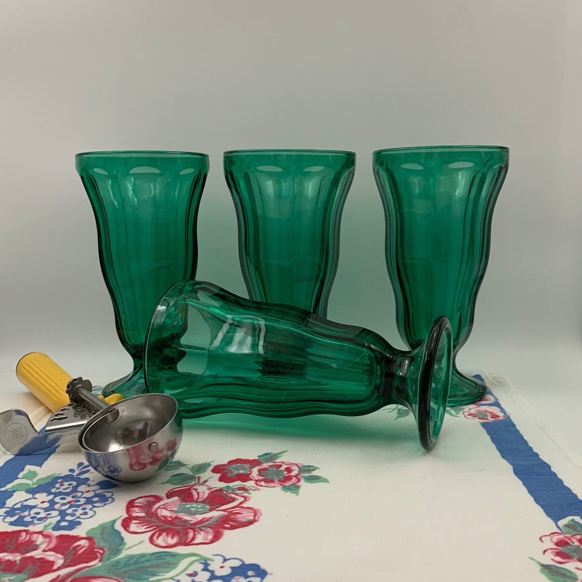 LilyDogAntiques's tweet photo. Excited to share this item from my #etsy shop: 4 Vintage Soda Tumblers by Anchor Hocking in Emerald Green, 12 oz. 7" XL Size, Fountain Drinks Malts, Shakes, Floats Vintage Kitchen #anchorhocking #sodatumbler #fountainglass #fountainware #vintageglassware https://t.co/jzQn1rG4ab https://t.co/JOZL93O4xA