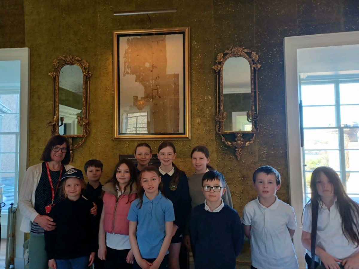 Dunvegan_Castle's tweet photo. Today we received a lovely visit from Dunvegan Primary School in Dunvegan Castle &amp; Gardens. The group of students pictured here below with our magical Fairy Flag🧚‍♀️. Thanks for your visit!
#DunveganCastle #IsleofSkye #SkyeTime #VisitScotland https://t.co/tjb8TvGiqc