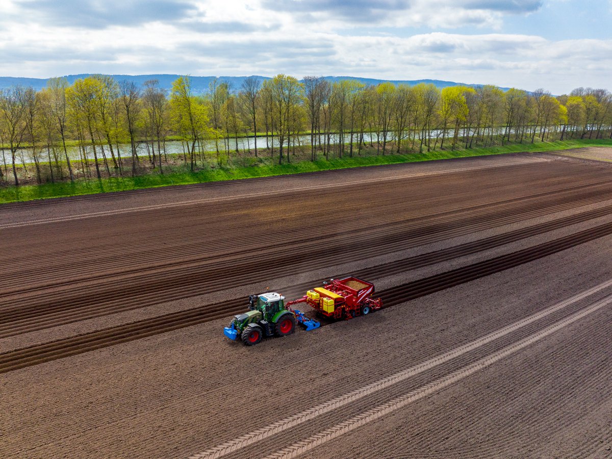GRIMMEGroup's tweet photo. As part of our RowShow 2023, we are on the road in many parts of Germany with our new 4-row cup planter PRIOS 440. Here we were in action on a 3.7 ha field near Minden.
#GRIMME #GRIMMEGroup #potato #potatoes #Plant23 #agriculture #machinery #spring #planter #PRIOS #RowShow https://t.co/BzCuQDBn2F