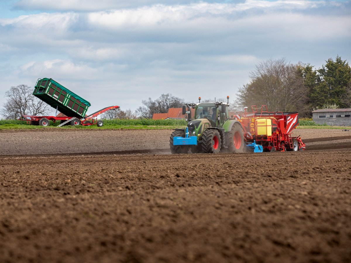 GRIMMEGroup's tweet photo. As part of our RowShow 2023, we are on the road in many parts of Germany with our new 4-row cup planter PRIOS 440. Here we were in action on a 3.7 ha field near Minden.
#GRIMME #GRIMMEGroup #potato #potatoes #Plant23 #agriculture #machinery #spring #planter #PRIOS #RowShow https://t.co/BzCuQDBn2F
