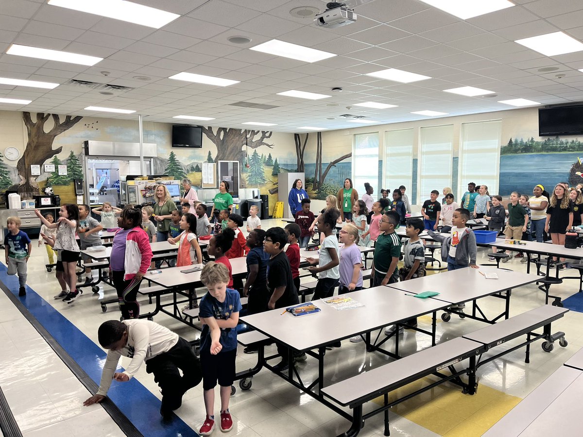 MyHeartIsInOh's tweet photo. We danced, we sang, we worked together and we learned about the house of Altruismo during todays house meetings! A game of telephone and card making #Isibindi @MarshvilleESNC @Renee_McKinnon1 @AGHoulihan @courtneyluce12 @CrystleWelsh @UCPSNC https://t.co/DodpQIlDyQ