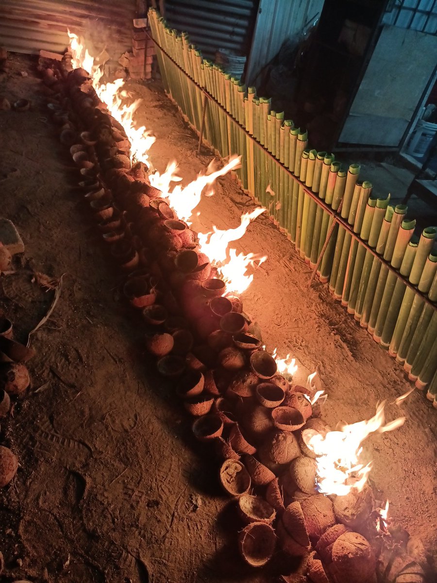 syafiqharis's tweet photo. Aku dah lebih 25 tahun tolong abah meniaga lemang.  Dari umur 10 tahun dah belajar masukkan daun, pukut &amp; santan dlm buluh. Susun tempurung (yg ni unik sbb abah guna tempurung sbg bahan bakar) Tunggu lemang sampai masak. Secara tak sedar aku ada skill &amp; ilmu yg tak ramai org ada. https://t.co/vmY5Lad2PV