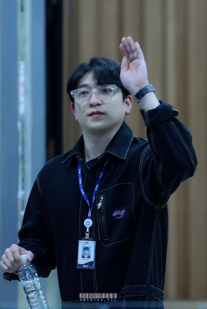 DAY6_WINTER's tweet photo. 밥더빌더야...???? 귀여워!!!!💗
230419 스테이션제트 출근길 #박성진 #성진 #SUNGJIN https://t.co/dy78tpLJDT
