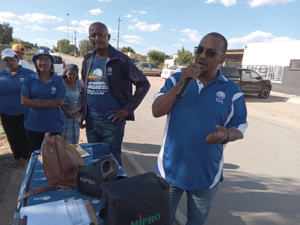 DAEasternCape's tweet photo. Kouga Mayor, Horatio Hendricks, EC Midlands Constituency Leader, Kobus Botha, and Shadow MEC for Human Settlements, Sanele Magaqa, MPL, were addressing residents of Cradock, on how the DA can change their lives. #Thedagetsthingsdone https://t.co/HK8v4TdRmV