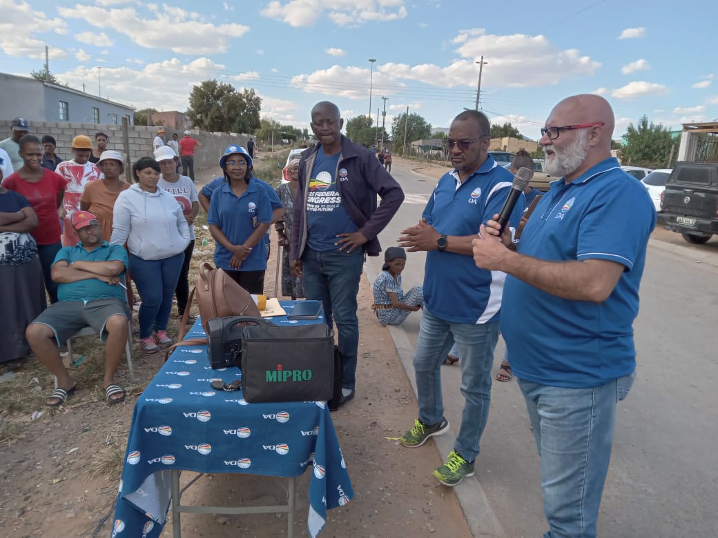 DAEasternCape's tweet photo. Kouga Mayor, Horatio Hendricks, EC Midlands Constituency Leader, Kobus Botha, and Shadow MEC for Human Settlements, Sanele Magaqa, MPL, were addressing residents of Cradock, on how the DA can change their lives. #Thedagetsthingsdone https://t.co/HK8v4TdRmV