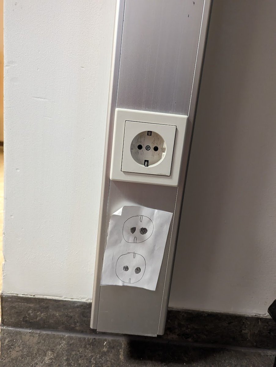 Þessi gömlu hús gera oft ekki ráð fyrir nægilega mörgum innstungum til að uppfylla tækniþarfir nútímans, en á biðstofunni hjá sálfræðingnum mínum hefur einhver fundið prýðilega lausn.