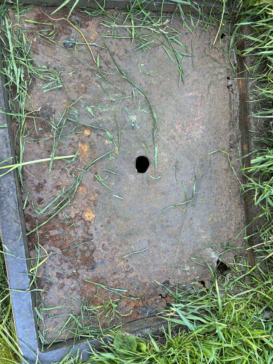 DianadeGroot's tweet photo. @Gemeente_Lwd kan dit putdeksel vervangen worden? Is helemaal doorgeroest. Een gevaar voor als je er op gaat staan. IIsbaanstrjitte Jirnsum https://t.co/e7jnzvClbn