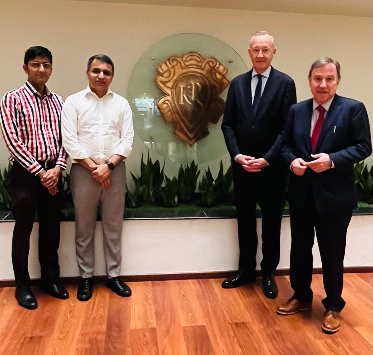 BelgiuminIndia's tweet photo. Team 🇧🇪 is in Gujarat! 

First stop: Surat, the world’s #diamond polishing capital!
Our Ambassador and Consul General visited the new Diamond Bourse and several other key actors from the sector with strong links to BE’s 💎 sector in Antwerp! (1) https://t.co/uhUY36KpZ4