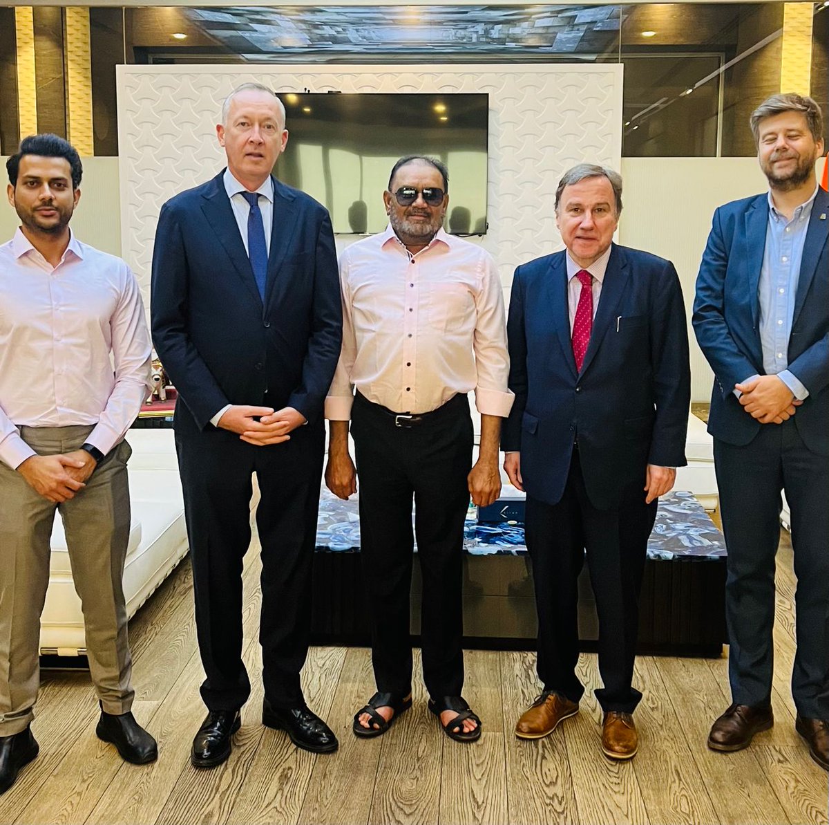 BelgiuminIndia's tweet photo. Team 🇧🇪 is in Gujarat! 

First stop: Surat, the world’s #diamond polishing capital!
Our Ambassador and Consul General visited the new Diamond Bourse and several other key actors from the sector with strong links to BE’s 💎 sector in Antwerp! (1) https://t.co/uhUY36KpZ4
