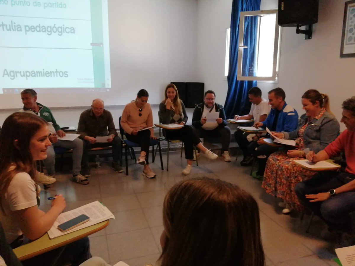 CepVillamartin's tweet photo. #FormaciónSdeC Segunda sesión de formación en #situacionesdeaprendizaje con Ismael Robles Sánchez Hoy comenzamos con una #TertuliaPedagógica donde compartimos y reflexionamos sobre esta nueva ley y las #SdeA y continuamos diseñando una de manera práctica. @EducaAnd @FormacProfAnd https://t.co/r4FUdPtw9L