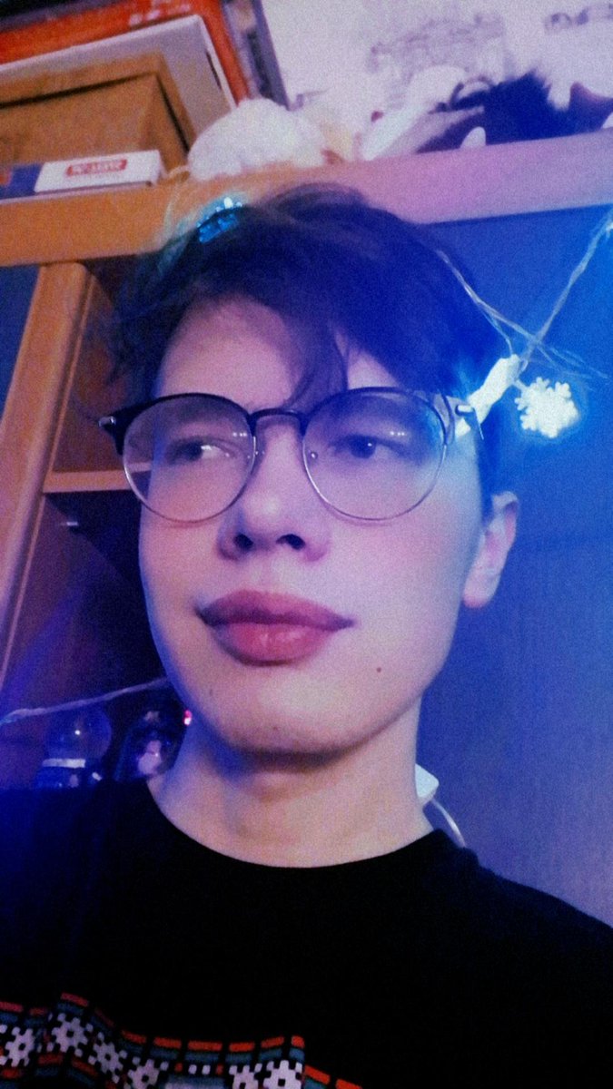 MozyrGuy's tweet image. me and my on repeat 🥴