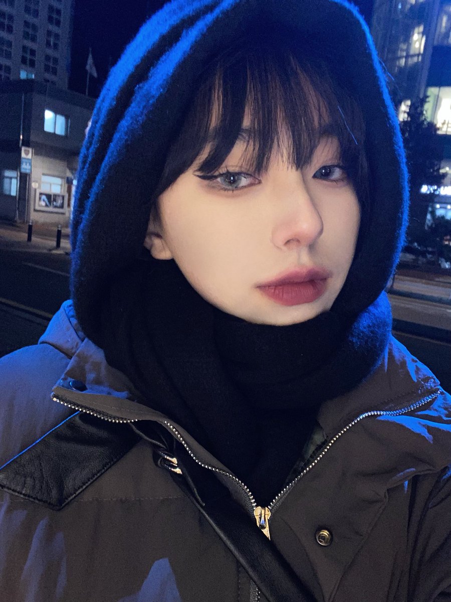 절 이렇게 셀카충으로 만든건 당신들입니다 당신들이 관심을 너무 많이 주니까 제가 신나서......