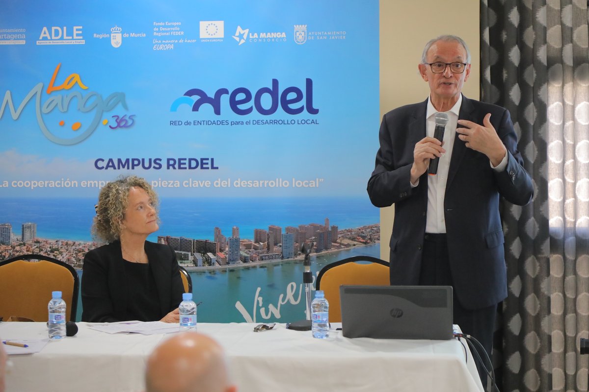 adlecartagenaes's tweet photo. Excepcional ponencia del presidente del @CESEspana, Antón Costas, durante la Asamblea de @asociacionredel en la que @adlecartagena ejerce de anfitriona.

Costas subraya que es fundamental hacer ver que la FP es una opción laboral igual de válida que estudiar una carrera. https://t.co/UXxecEHtdB