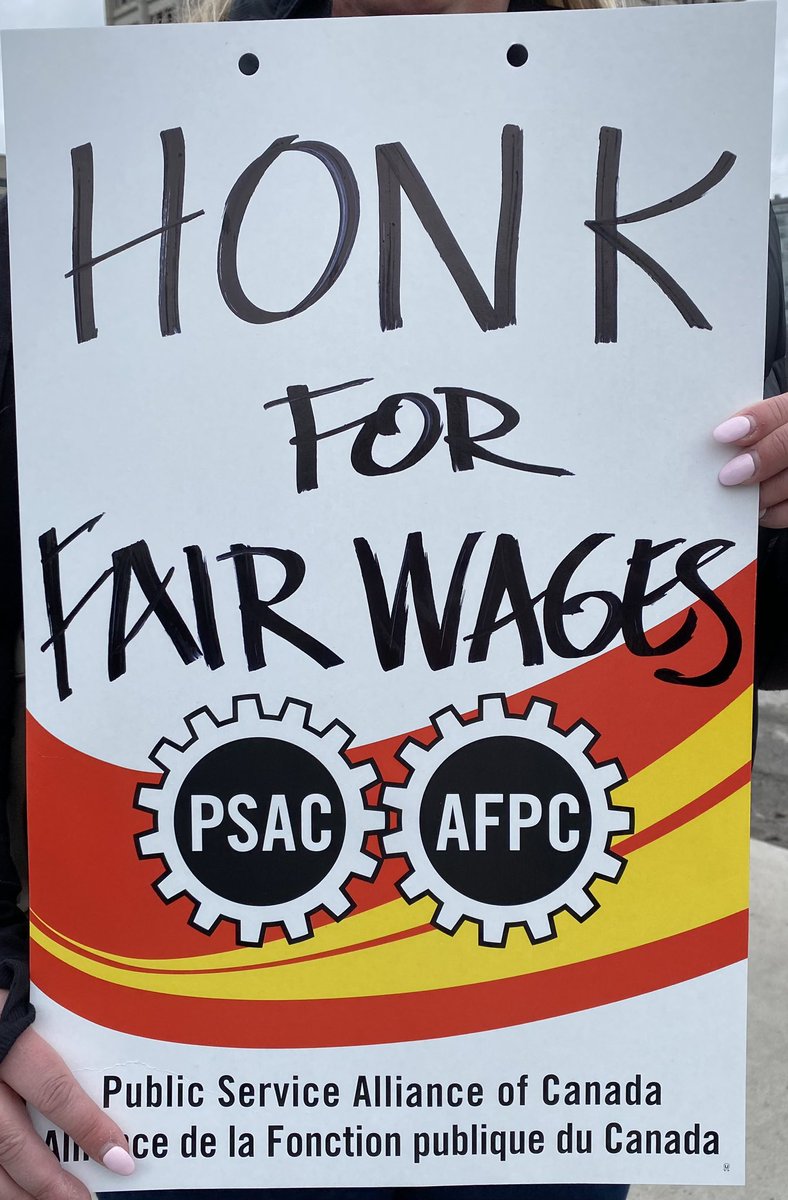 RLangCANADA's tweet photo. My first #PSACStrike with colleagues - incredible organizing, thousands picketing &amp; inspirational #solidarity. #TunneysPasture #Ottawa https://t.co/1VRP7memjw