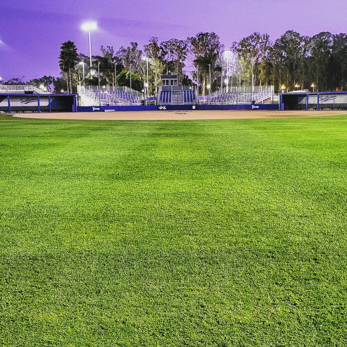 Amy_Hayes22's tweet photo. Our house. #Choville @UCSBSoftball @Coach_Jo_Evans @Jj10J
@caroline_hardy
@UCSBathletics @ag90turfgrass https://t.co/fYuIYqzk9E