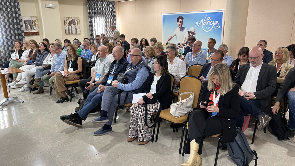adlecartagenaes's tweet photo. Excepcional ponencia del presidente del @CESEspana, Antón Costas, durante la Asamblea de @asociacionredel en la que @adlecartagena ejerce de anfitriona.

Costas subraya que es fundamental hacer ver que la FP es una opción laboral igual de válida que estudiar una carrera. https://t.co/UXxecEHtdB
