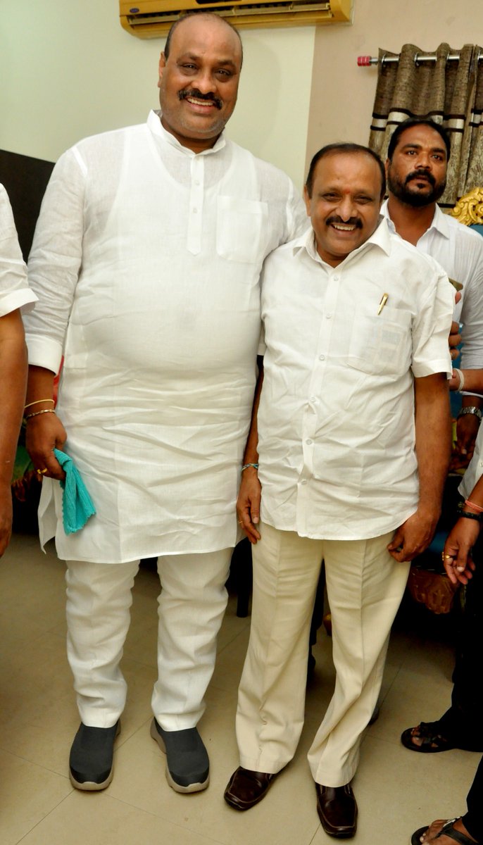 venkateswaratdp's tweet photo. నెల్లూరు లో జరిగిన బిసి ఐక్యకార్యాచరణ రౌండ్ టేబుల్ సమావేశంలో పాల్గొనడానికి నెల్లూరు విచ్చేసిన తెలుగుదేశం పార్టీ రాష్ట్ర అధ్యక్షుడు కె అచ్చం నాయుడు గారిని కలవడం జరిగింది.
#chejarla 
#TDP 
#kachhamnaidu https://t.co/9eWwPC9SrM