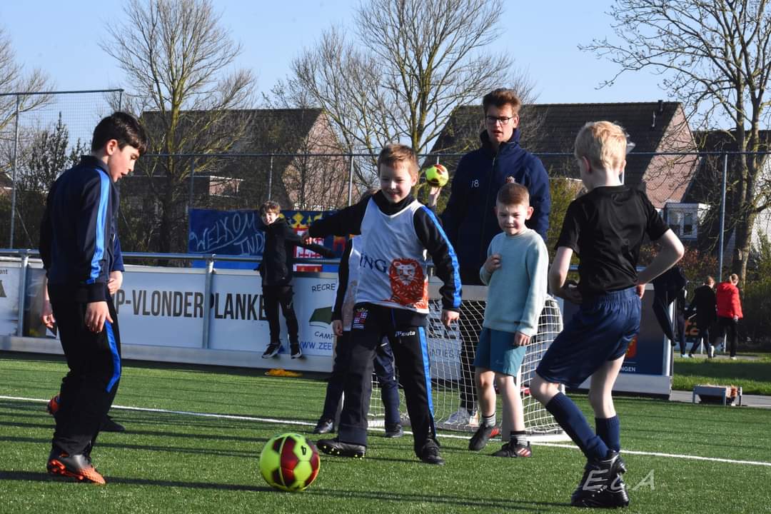 fcHarlingen's tweet photo. Maandagavond werden de spelertjes van JO7 verrast door 2 spelers van het 1e elftal 🤩
Jarno Attema en Mart Beuker namen de ⚽️ training over van Jurjen Breimer. En volgende week? Dan komen er twee andere selectiespelers training geven 💪
#voetbal #trainen #fcharlingen #JO7 https://t.co/ybxb05I298
