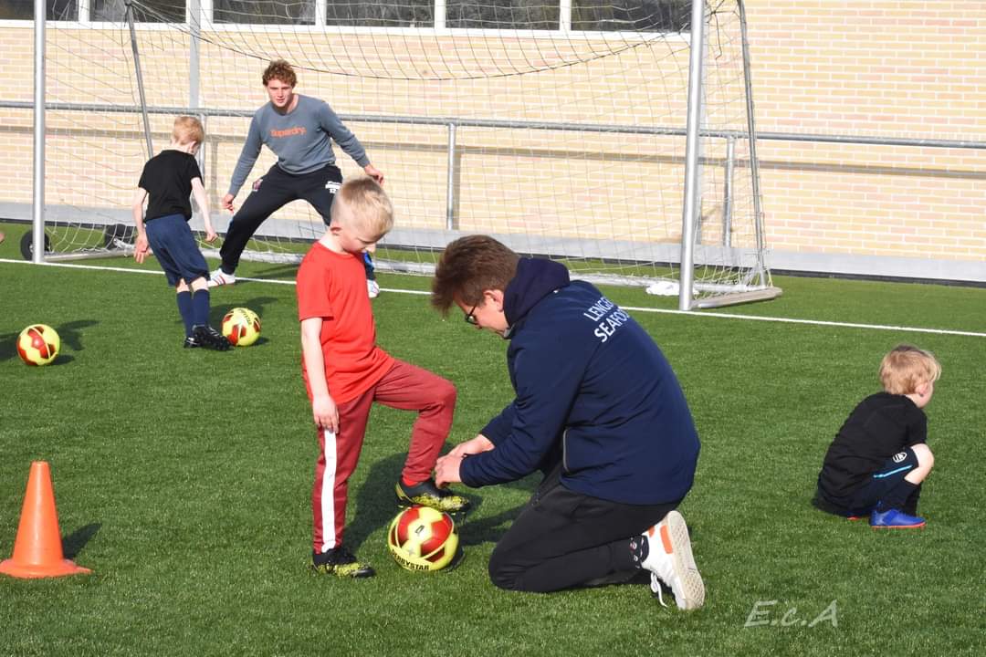 fcHarlingen's tweet photo. Maandagavond werden de spelertjes van JO7 verrast door 2 spelers van het 1e elftal 🤩
Jarno Attema en Mart Beuker namen de ⚽️ training over van Jurjen Breimer. En volgende week? Dan komen er twee andere selectiespelers training geven 💪
#voetbal #trainen #fcharlingen #JO7 https://t.co/ybxb05I298
