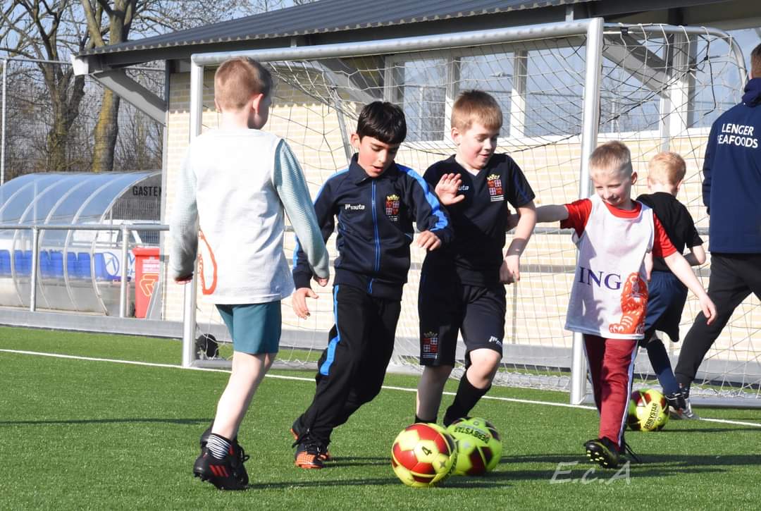 fcHarlingen's tweet photo. Maandagavond werden de spelertjes van JO7 verrast door 2 spelers van het 1e elftal 🤩
Jarno Attema en Mart Beuker namen de ⚽️ training over van Jurjen Breimer. En volgende week? Dan komen er twee andere selectiespelers training geven 💪
#voetbal #trainen #fcharlingen #JO7 https://t.co/ybxb05I298