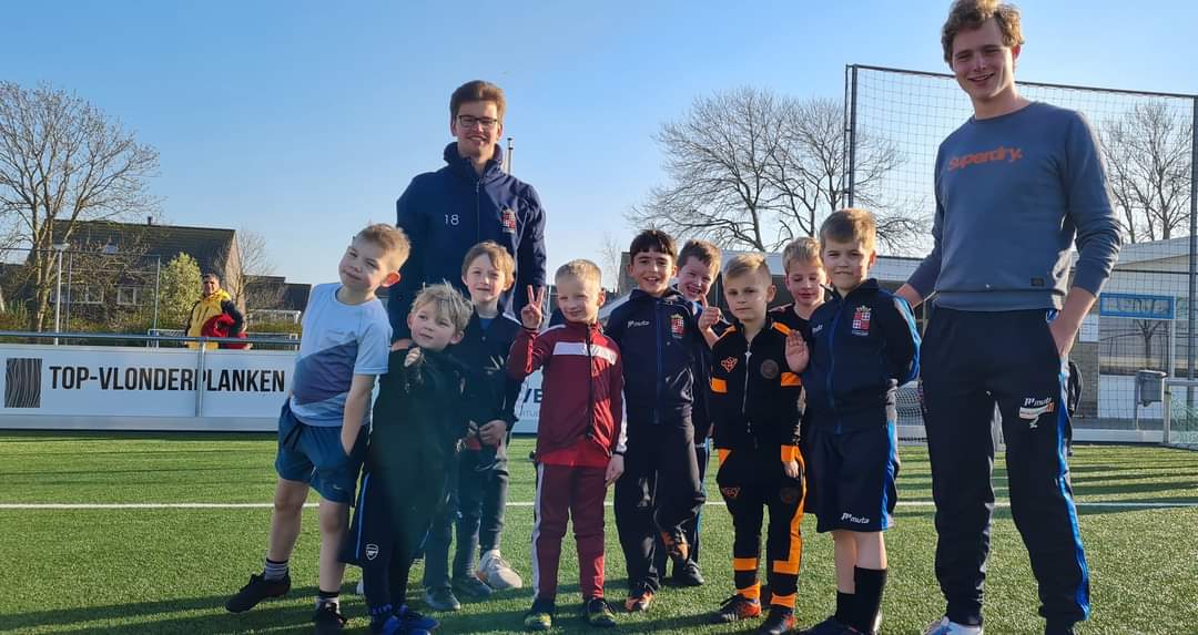 fcHarlingen's tweet photo. Maandagavond werden de spelertjes van JO7 verrast door 2 spelers van het 1e elftal 🤩
Jarno Attema en Mart Beuker namen de ⚽️ training over van Jurjen Breimer. En volgende week? Dan komen er twee andere selectiespelers training geven 💪
#voetbal #trainen #fcharlingen #JO7 https://t.co/ybxb05I298