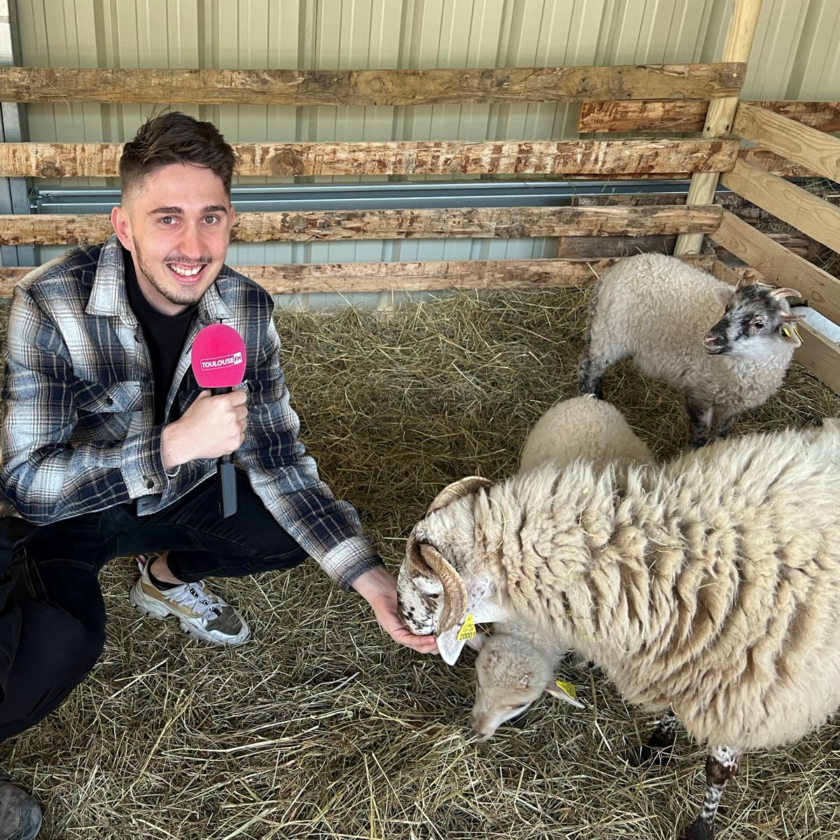 ToulouseFM's tweet photo. Un nuit et une matinée à la Foire Internationale de Toulouse 🥳 La Team du Matin vous a fait vivre tout cela en direct aujourd'hui 🎙
Toulouse FM est partenaire de la Foire de Toulouse, organisée par @TlseEvenements  jusqu'au 23/04 au MEETT ! https://t.co/fFElZlyhDz