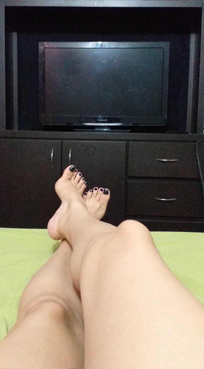 LyonLeonR's tweet photo. Mientras tomo café y fumo un cigarro, me quedo mirando fijamente mis piecitos con ojos de proxeneta y pienso seriamente en la idea de abrir una cuenta OnlyFans. Amo y disfruto mucho mi trabajo, pero mi me sueldo dice: "Hazlo, no cuentes conmigo, mejor prostituye esas putipatas". https://t.co/o4LOFrhZUq