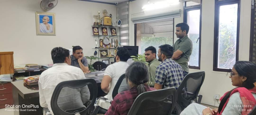 bharatbeniwal_'s tweet photo. कल किए गए स्वास्थ्य भवन घेराव के बाद 8 सूत्री मांग पत्र का पहला नतीजा आप सभी के सामने है कल एमडी साहब ने आर यू एच एस को निर्देशित करने के लिए कहा और आज कई कॉलेजों के कम्युनिटी हेल्थ ऑफीसर का ट्रेनिंग फंड जारी कर दिया गया है,
सैलरी और इंसेंटिव मर्ज के लिए आज विभाग के अधिकारियों की मीटिंग हुई है, 25000 पर इंक्रीमेंट के लिए दिशा निर्देश प्राप्त करने को लेकर फाइल चला दी गई है कल या परसों तक वित्त विभाग फाइल चले जाएगी,
जल्द से जल्द हमारी सभी मांगे पूरी होंगी धैर्य रखें और विश्वास रखें सभी मांगे आपकी एकजुटता की वजह से पूरी होंगी I
हमारा धरना और पड़ाव जारी है लाइव आकर सभी बातें आपको विस्तार से बता दी जाएंगी
#bharatBeniwal