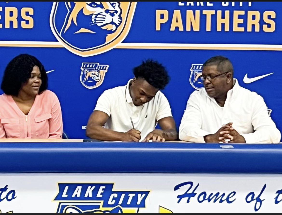 Jamespeterson_1's tweet photo. ITS OFFICIAL🤝🏾🧡 @FBCoachQ @UCWV_Football @CoachBake99 @CoachEstepLCHS @Coach_Stan3 @AthleticsLCHS @coachap21 @BDunnsports #Blessings #letswork https://t.co/SPKcPkdL9L