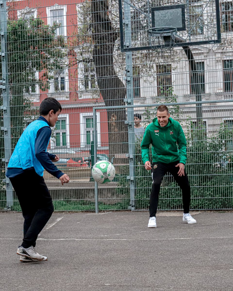 skrapid's tweet photo. Aleksa #Pejic und Ante #Bajic waren im 16. Bezirk unterwegs, um im Rahmen der SK Rapid Käfig-Tour mit Kindern und Jugendlichen Fußball zu spielen! Weiter geht die Tour übrigens im Mai. 👇😎
▶️ https://t.co/eZ16E8o3Re
📸 Fussballfotograf AT | Vrano
#skrapid #SCR2023 https://t.co/w1GRi2QK1C