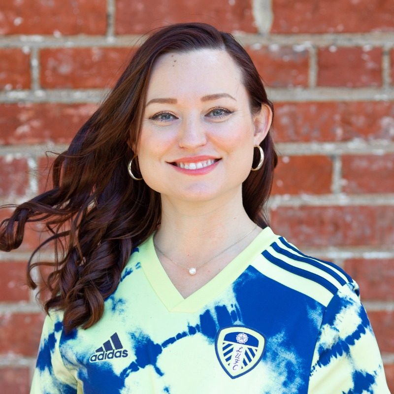 PLinUSA's tweet photo. Wearing your club's kit under your work clothes to demonstrate your passion? That's a tradition we can get behind 👕

Meet @beckycllns88, a @LUFC fan and pharmacist in Fort Worth, Texas, who turned tweets about her favorite @ussoccer players into #PL fandom.

#PLFansofAmerica