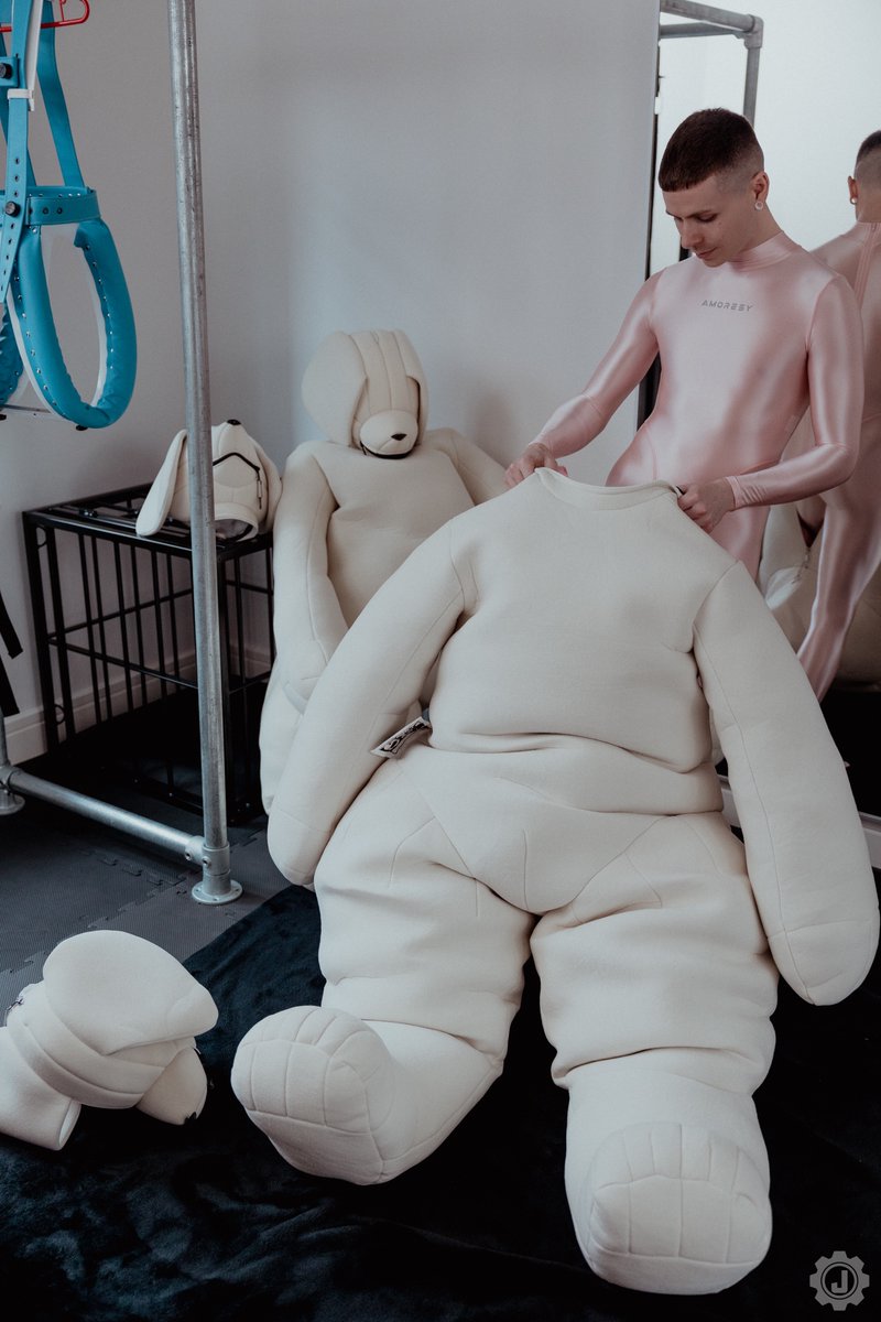 JESSEINGEAR's tweet photo. Boy to plush toy 🥺🧸
1 of 2 https://t.co/6urSBywR1z