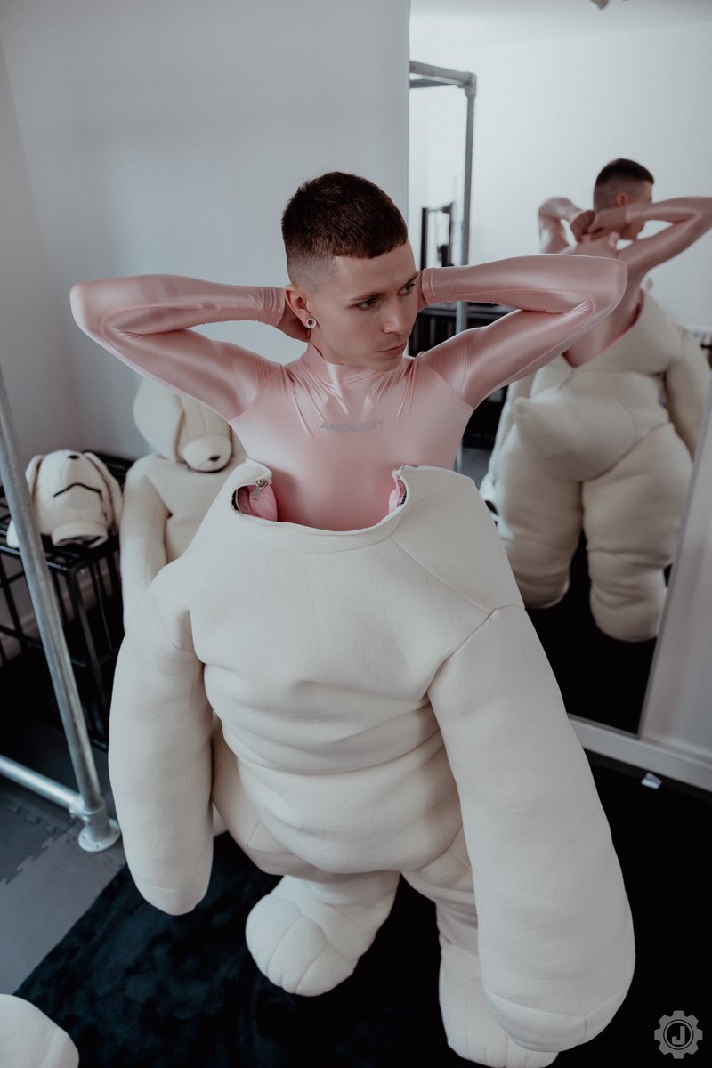 JESSEINGEAR's tweet photo. Boy to plush toy 🥺🧸
1 of 2 https://t.co/6urSBywR1z