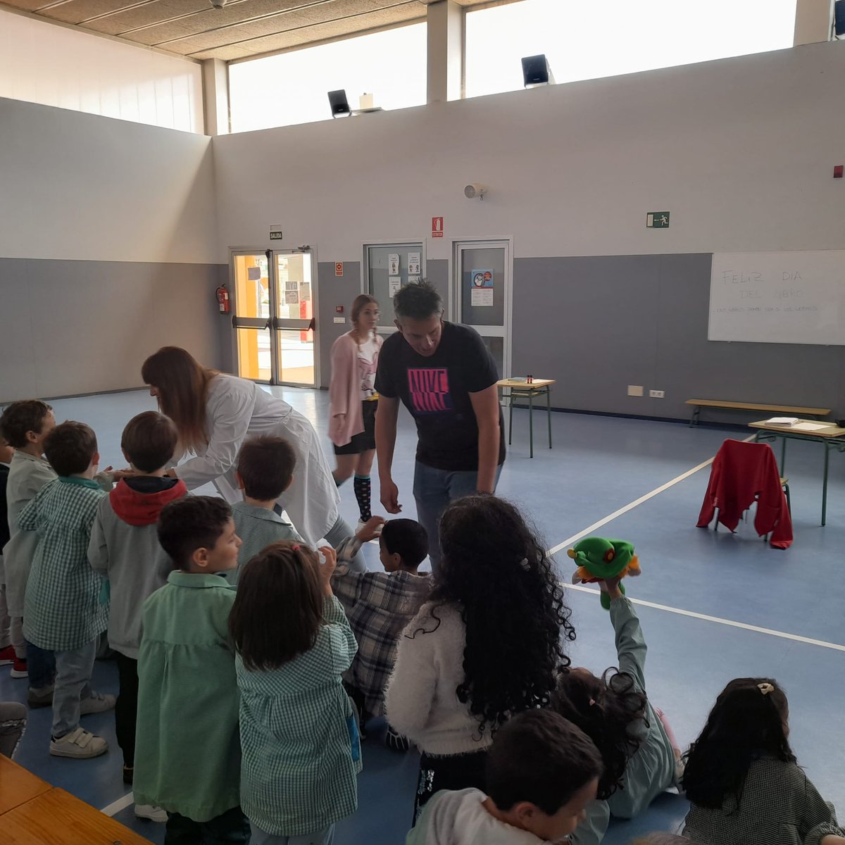 Hoy hemos pasado una mañana en <a href="/CEIPELVIRA/">CEIP ELVIRA LINDO</a> con nuestros niñ<a href="/s/">『S』</a> en el cole realizando una obra de teatro sobre El día del libro donde han participado mucho todos los cursos