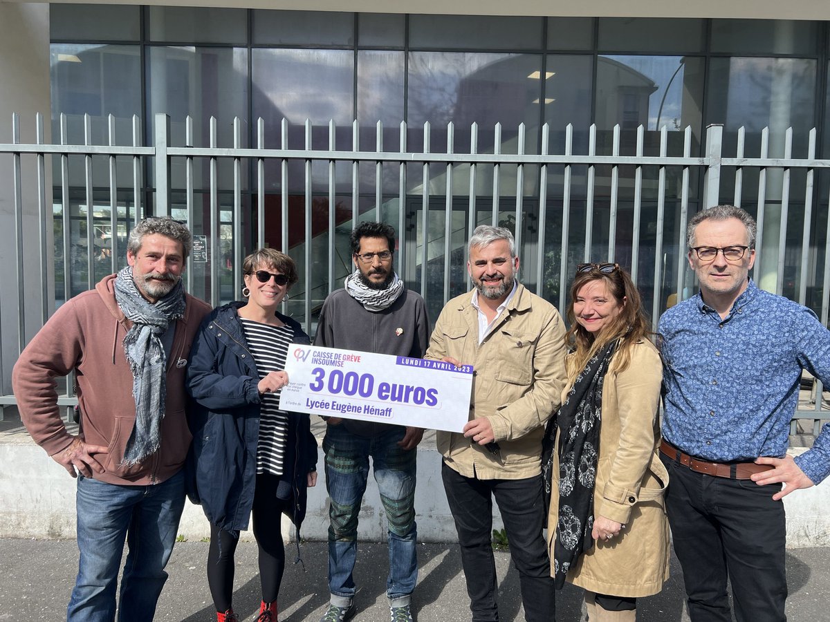 alexiscorbiere's tweet photo. Remise du chèque de 3000 €,  à la caisse de solidarité des enseignants mobilisés contre la retraite à 64 ans, du Lycée Eugène Henaff de #Bagnolet...
La lutte continue, la solidarité de la #LFI aussi.
#ReformeDesRetraites https://t.co/YbYTsMtwZf