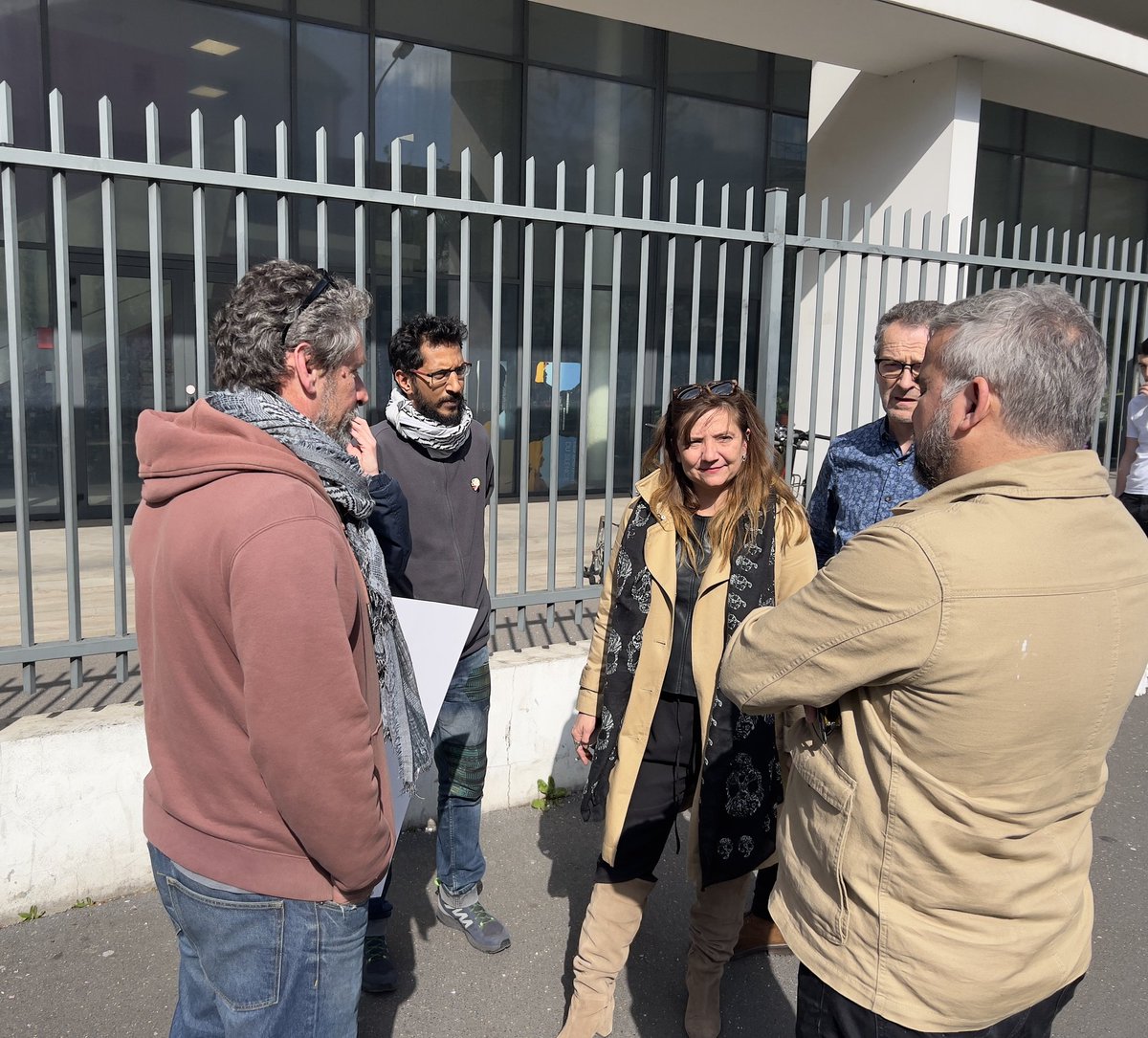 alexiscorbiere's tweet photo. Remise du chèque de 3000 €,  à la caisse de solidarité des enseignants mobilisés contre la retraite à 64 ans, du Lycée Eugène Henaff de #Bagnolet...
La lutte continue, la solidarité de la #LFI aussi.
#ReformeDesRetraites https://t.co/YbYTsMtwZf