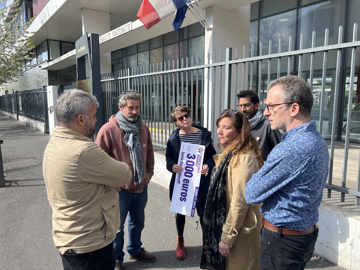 alexiscorbiere's tweet photo. Remise du chèque de 3000 €,  à la caisse de solidarité des enseignants mobilisés contre la retraite à 64 ans, du Lycée Eugène Henaff de #Bagnolet...
La lutte continue, la solidarité de la #LFI aussi.
#ReformeDesRetraites https://t.co/YbYTsMtwZf