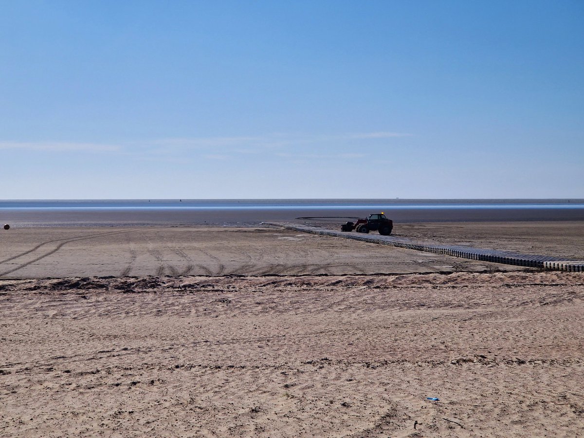ArjaKastelein's tweet photo. Jaaaa.... ik mag weer naar huis... 🚲🚲🚲#fietsen van de éne kant van de #Waddenkust naar de andere... #strand #steigers #harlingen #Fryslân https://t.co/PGVA4mOpxQ